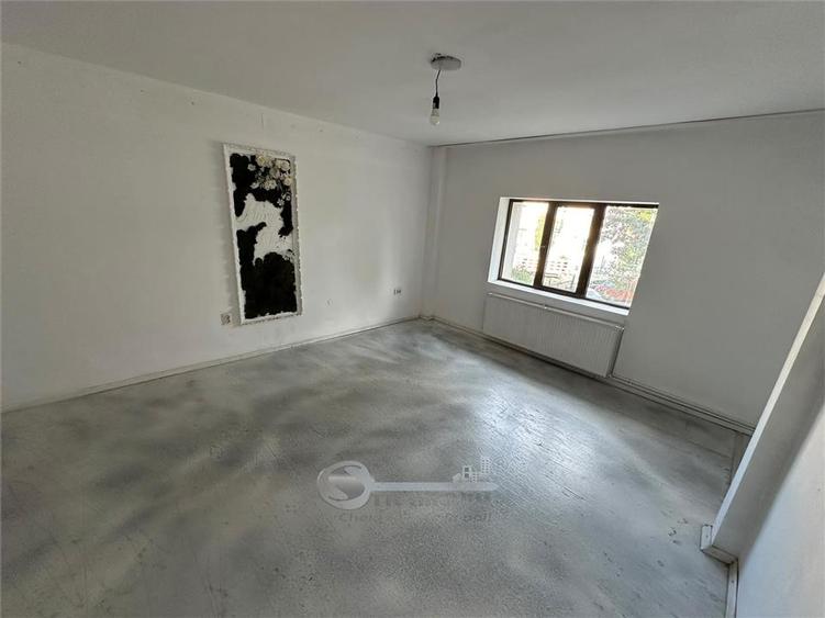 Casă cu 11 camere cu Teren 512 Mp în Târgu Cucu
