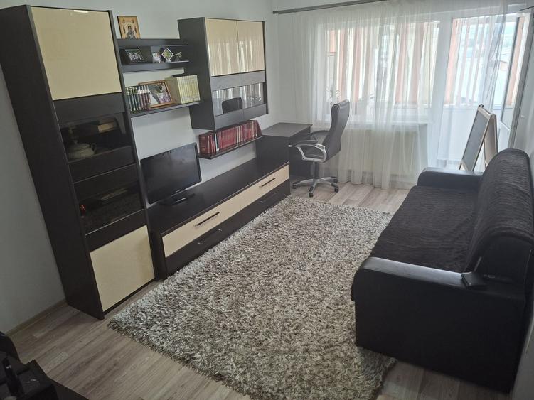 Apartament cu 3 camere decomandat în Dragomirești