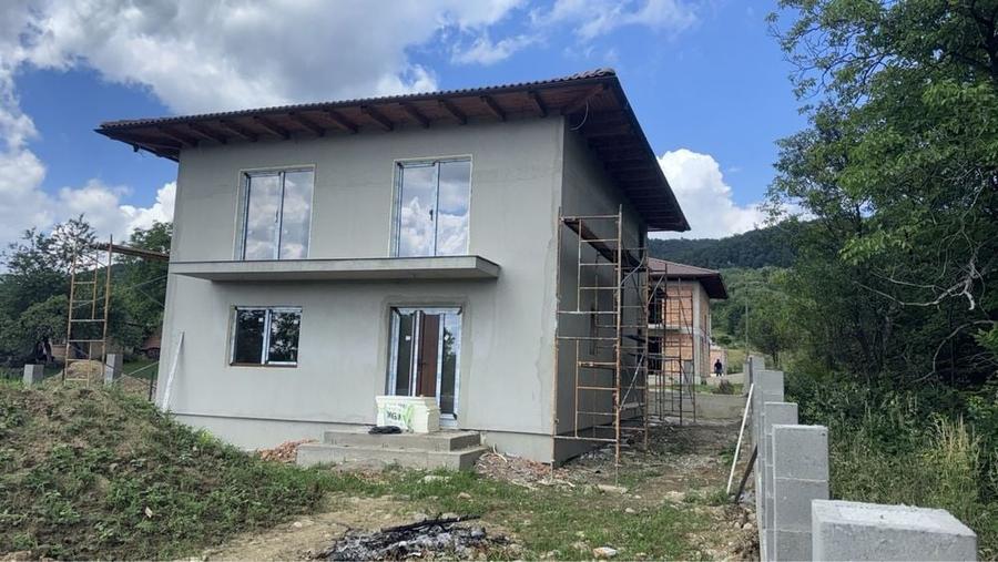 Casă cu 4 camere în Tăuții de Sus