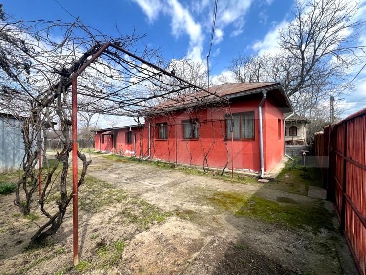 Casă individuală cu 4 camere cu Canalizare în Rovine
