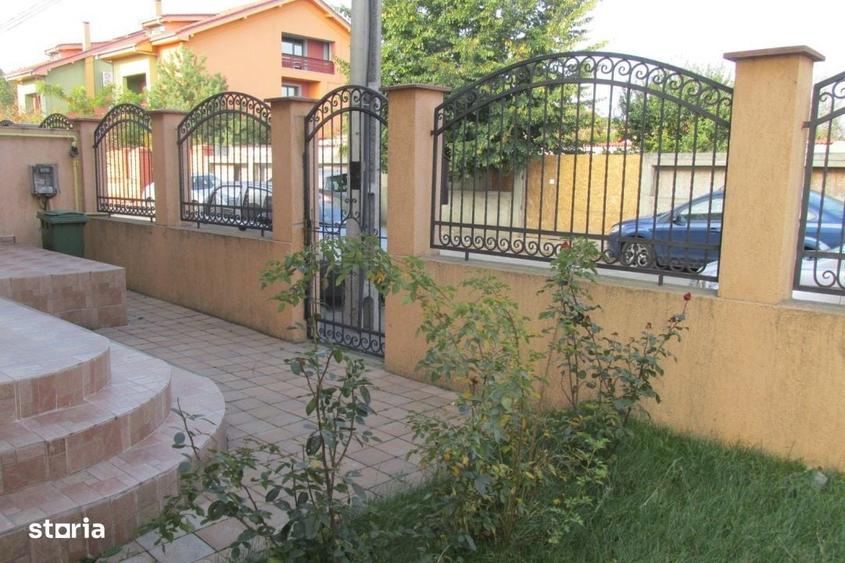 Casă cu 4 camere în Roșu