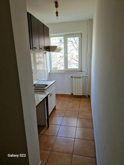 Apartament cu 3 camere semidecomandat în Craiovița Nouă