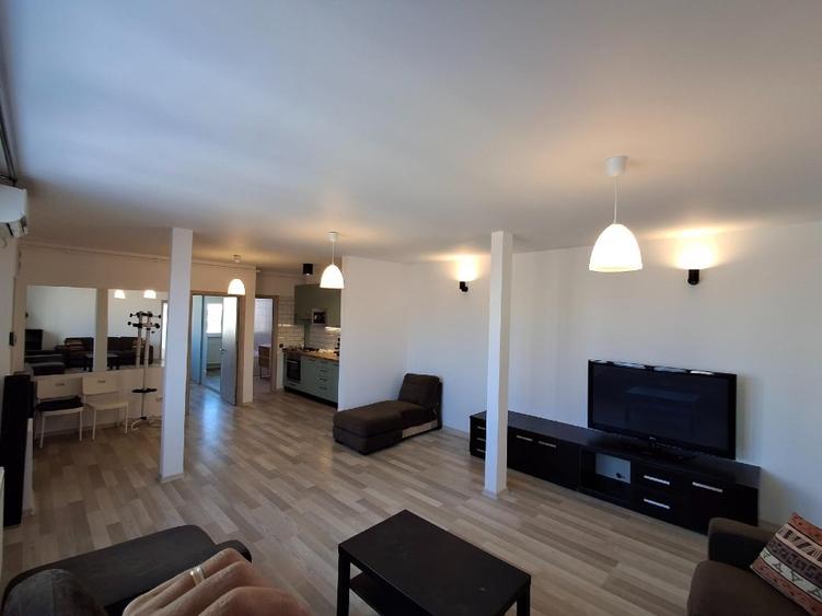 Apartament cu 3 camere semidecomandat în Floreasca