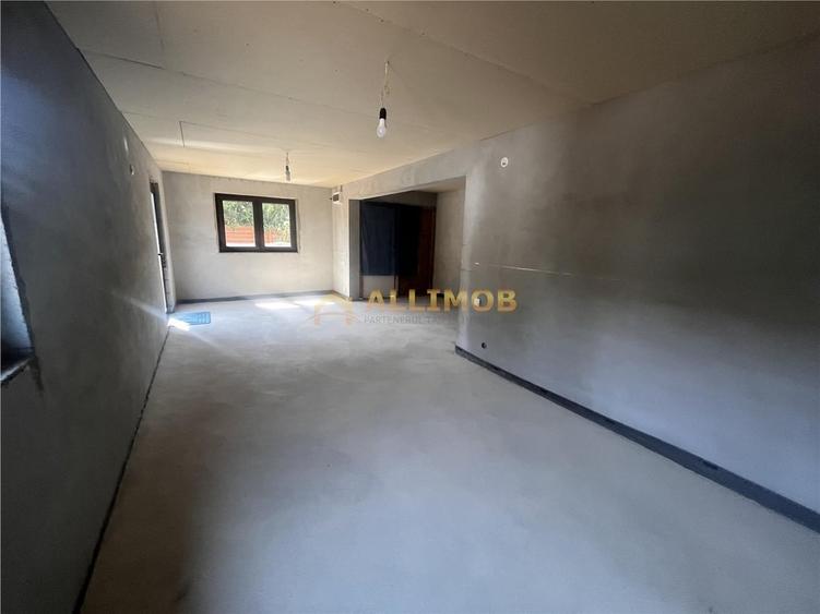 Casă cu 4 camere cu Teren 300 Mp în Central