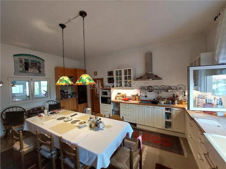 Casă cu 7 camere cu Teren 7241 Mp în Central