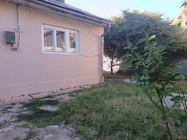 Casă individuală cu 3 camere cu Canalizare în Est