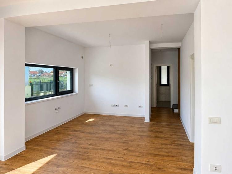 Casă cu 4 camere cu Teren 300 Mp în Stupini