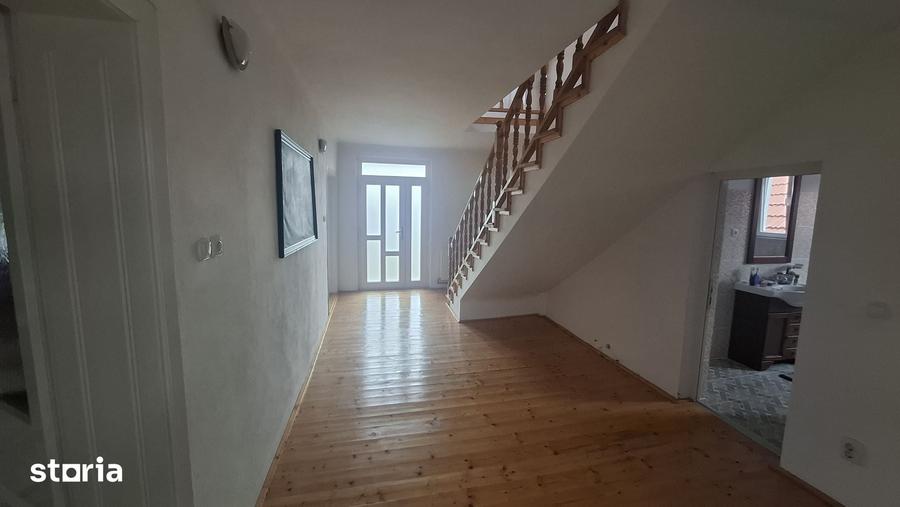 Casă cu 5 camere cu Teren 1088 Mp în Central