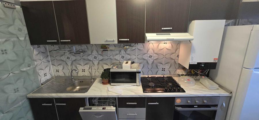 Apartament cu 3 camere semidecomandat în Obor