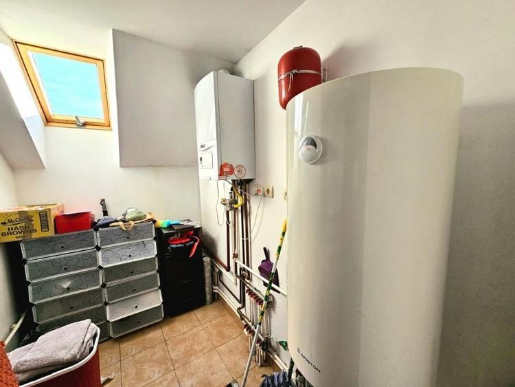 Casă individuală cu 8 camere cu Canalizare în Calea Poplăcii