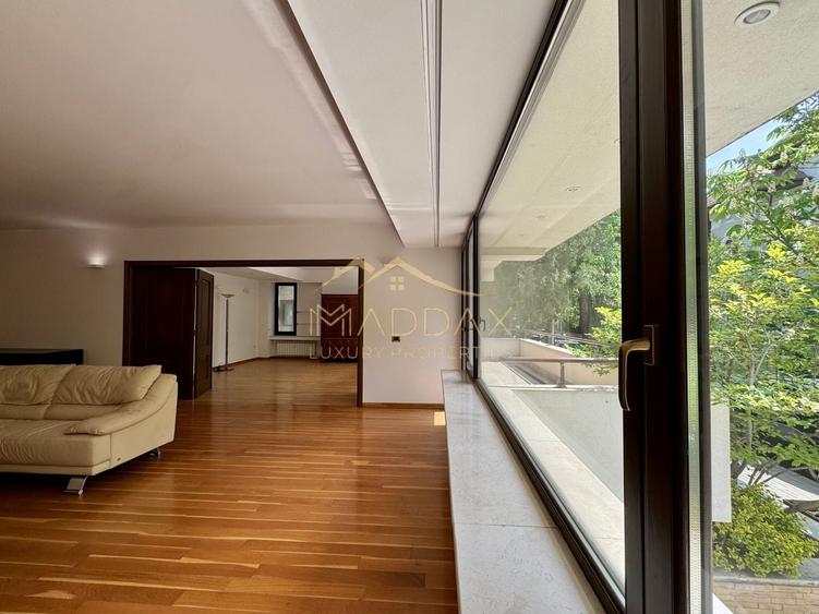 Apartament cu 4 camere circular, mobilat în Capitale