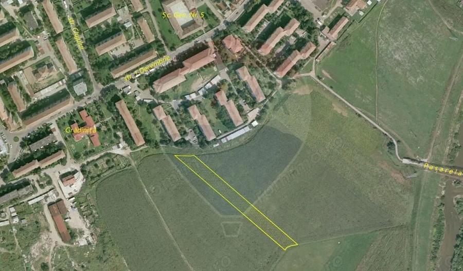 Teren de 4100 mp, în Est
