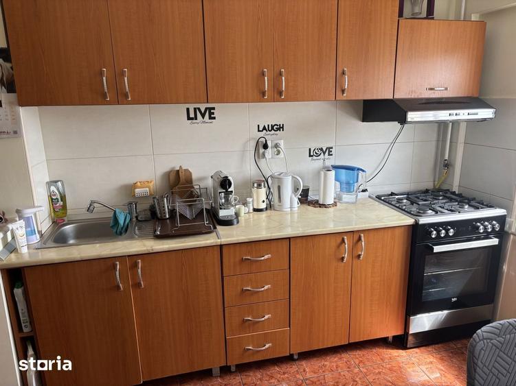 Apartament cu 3 camere semidecomandat în Soarelui