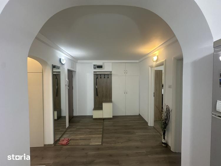 Apartament cu 4 camere în Berceni