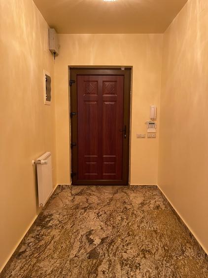 Casă individuală cu 6 camere cu Teren 240 Mp în Central