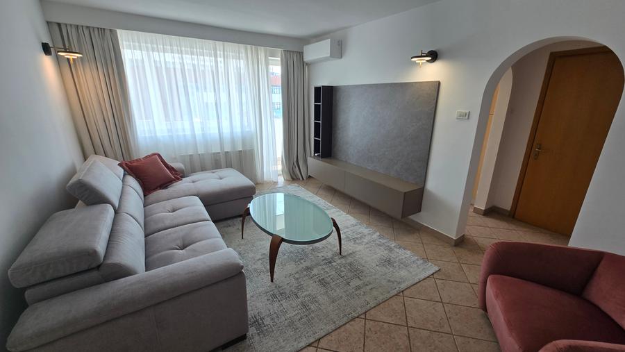 Apartament cu 2 camere semidecomandat în P-ța Victoriei