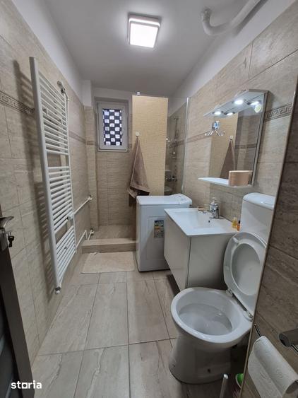 Apartament cu 3 camere semidecomandat în Rovine
