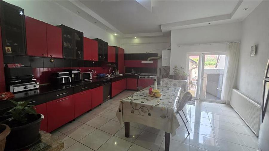 Casă cu 4 camere cu Teren 417.70999145508 Mp în Central
