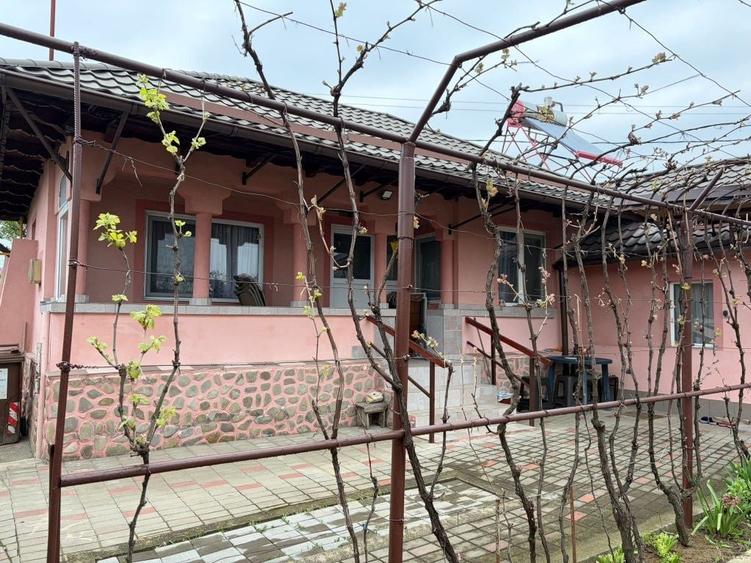 Casă cu 4 camere în Cocoșești