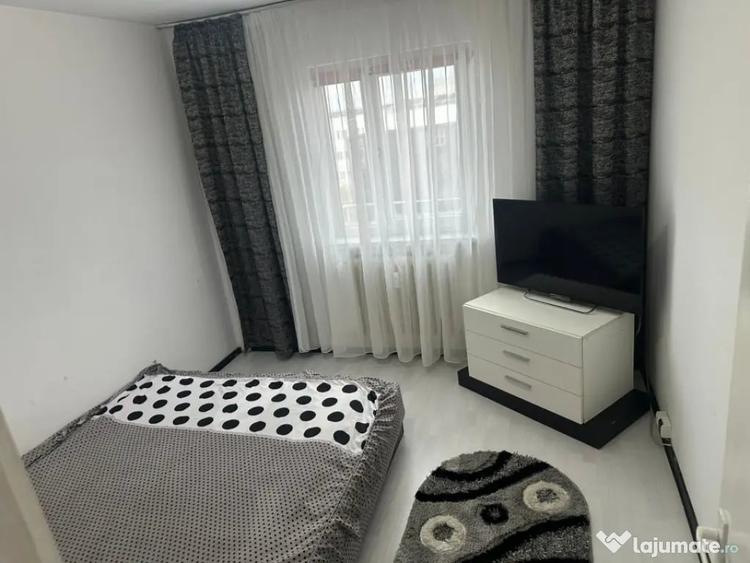 Apartament cu 3 camere semidecomandat, mobilat în Calea București