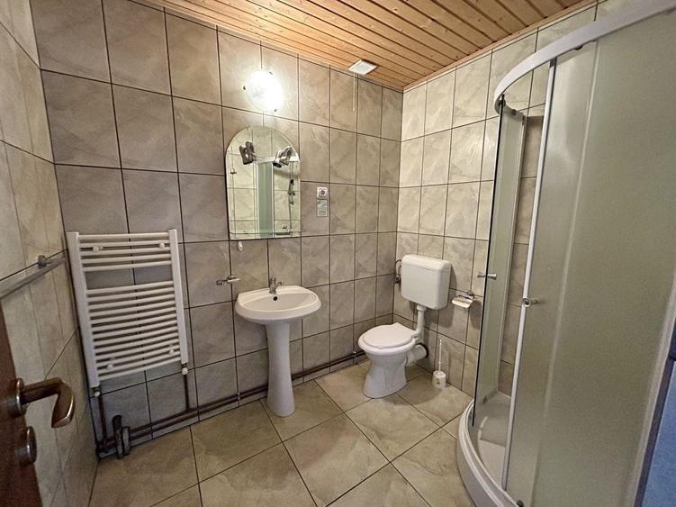 Casă individuală cu 21 camere cu Canalizare în Central