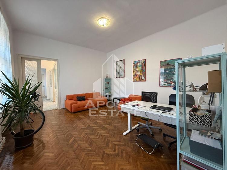 Apartament cu 3 camere semidecomandat, mobilat în Sinaia