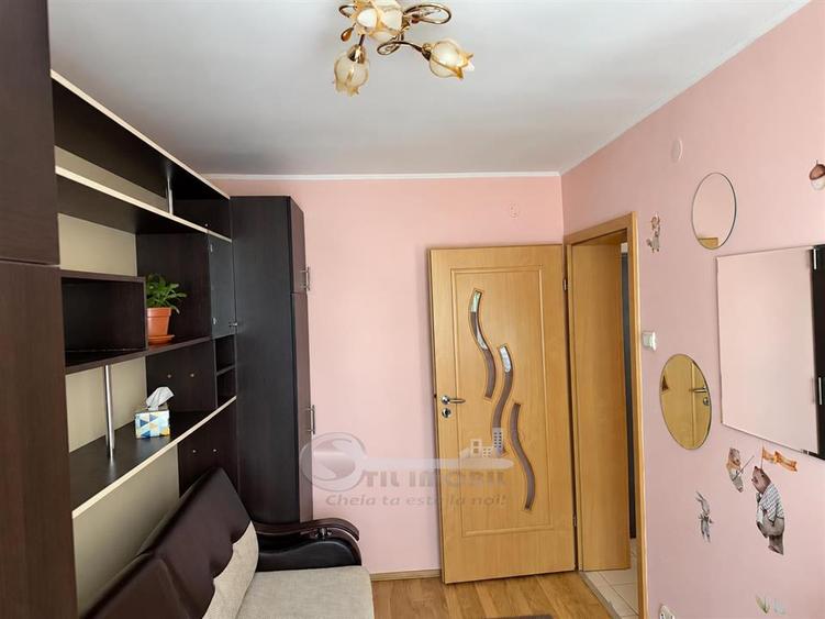 Apartament cu 3 camere semidecomandat, mobilat în Tătărași