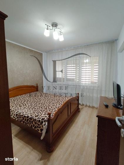 Apartament cu 3 camere semidecomandat în Centrul Civic