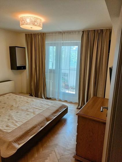 Apartament cu 3 camere decomandat în Panduri