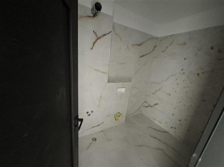Apartament cu 4 camere semidecomandat în Florești