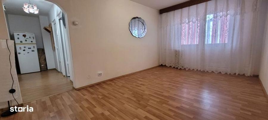 Apartament cu 3 camere semidecomandat în Letea Veche