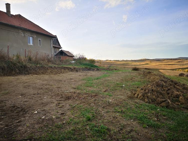 Teren de 2200 mp, în Deușu