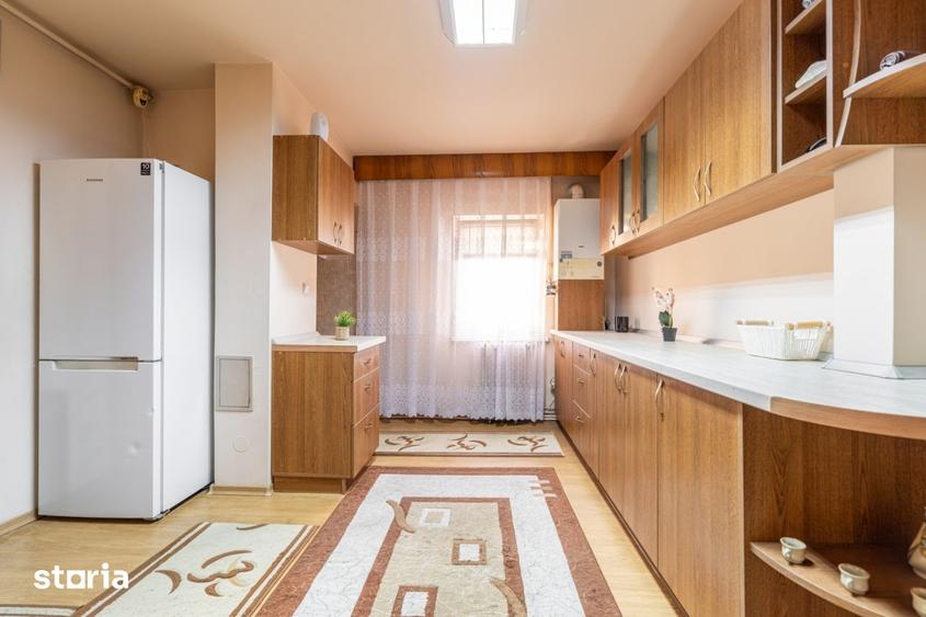 Apartament cu 3 camere semidecomandat, mobilat în Central