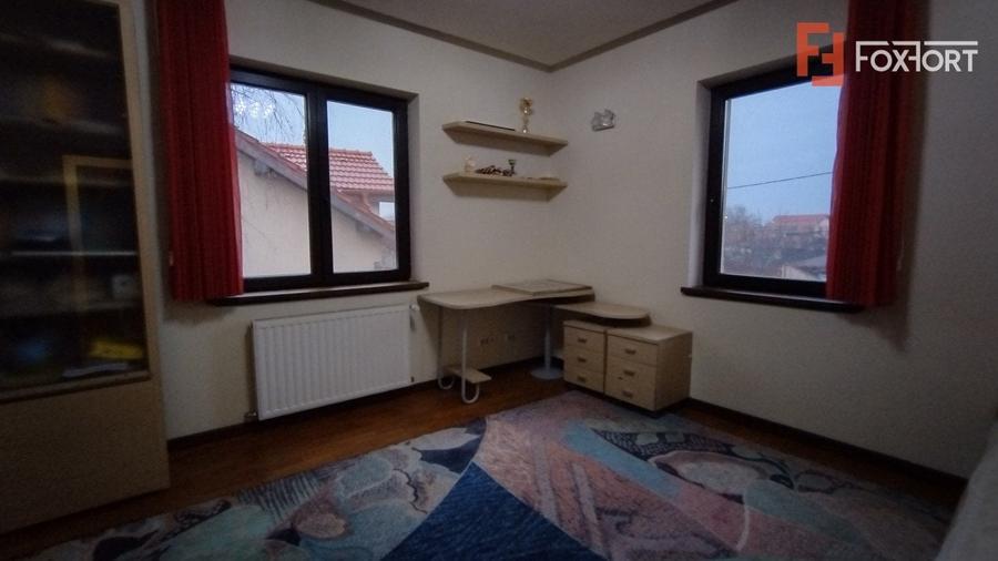 Casă individuală cu 6 camere cu Canalizare în Ronaț