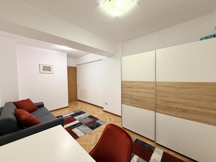 Apartament cu 3 camere semidecomandat, mobilat în Herăstrău