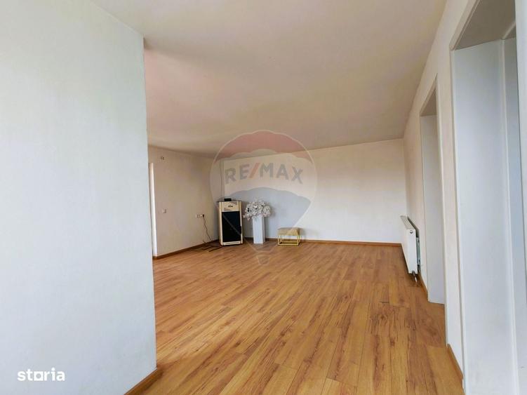 Casă cu 2 camere cu Teren 529 Mp în Roșia