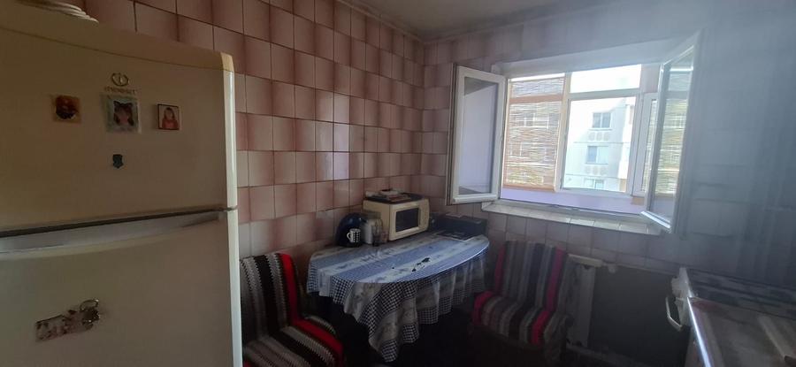 Apartament cu 3 camere semidecomandat în Colentina