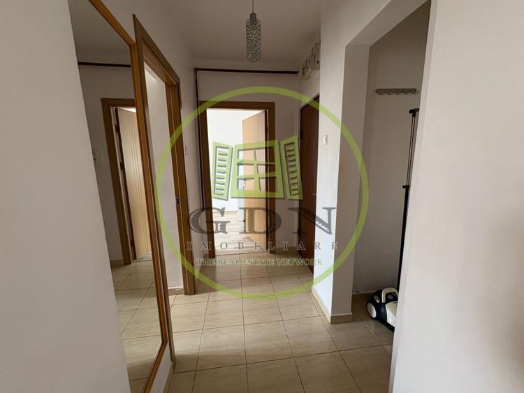 Apartament cu 3 camere decomandat, mobilat în Calea București
