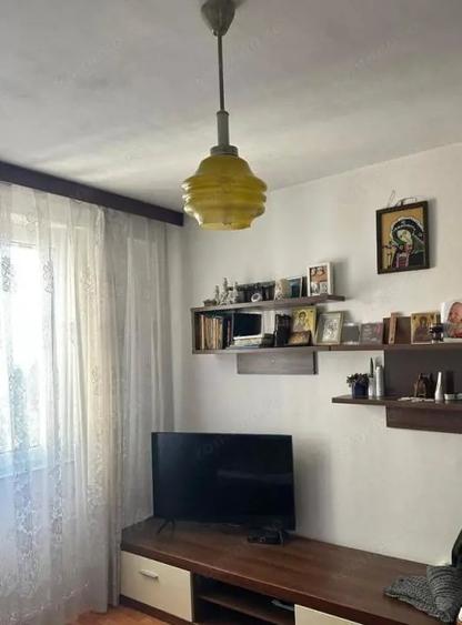 Apartament cu 3 camere semidecomandat în Astra