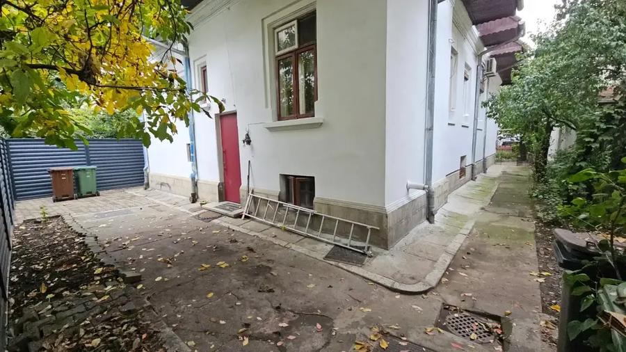 Casă individuală cu 10 camere cu Canalizare în Dorobanți