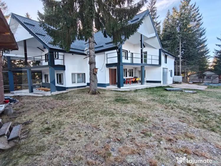 Casă cu 7 camere cu Teren 1430 Mp în Mărișel