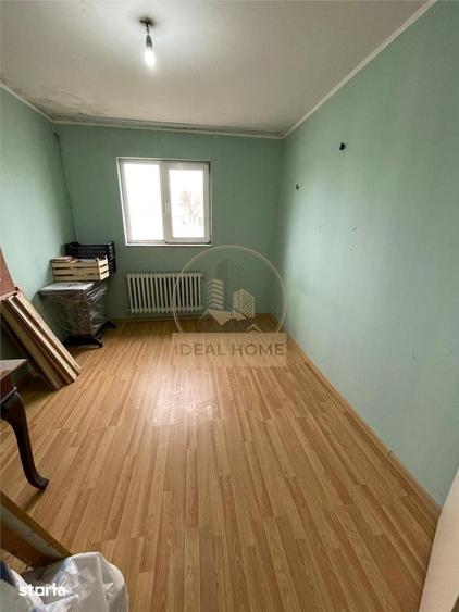 Apartament cu 3 camere decomandat în Podul de Piatră