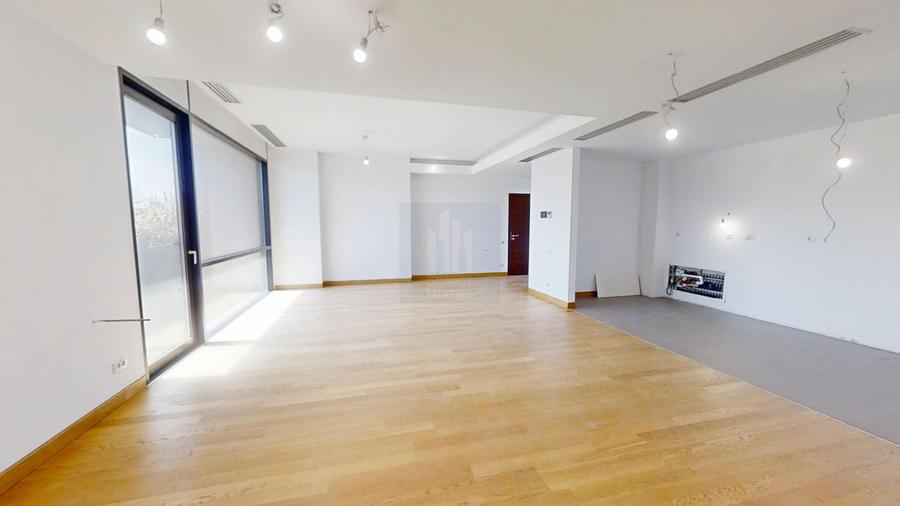 Apartament cu 3 camere semidecomandat în Eminescu