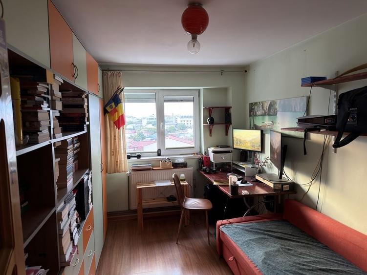 Apartament cu 3 camere semidecomandat în Exterior Vest