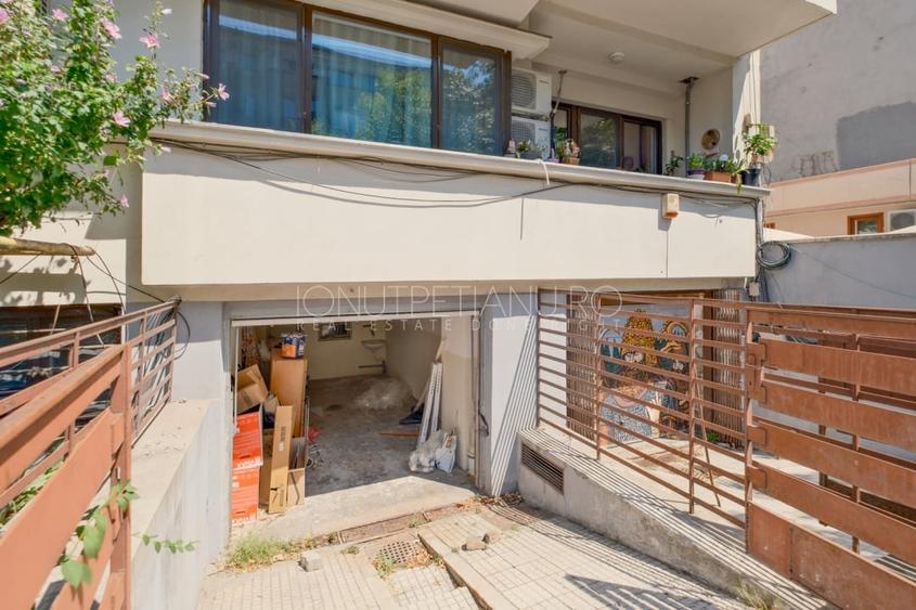 Apartament cu 5 camere semidecomandat, mobilat în Polonă