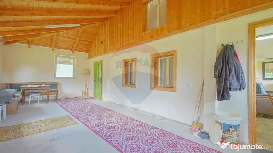 Casă cu 3 camere cu Teren 8100 Mp în Ucea