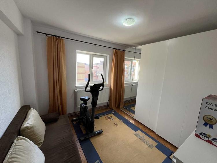 Apartament cu 3 camere decomandat, mobilat în Cetate