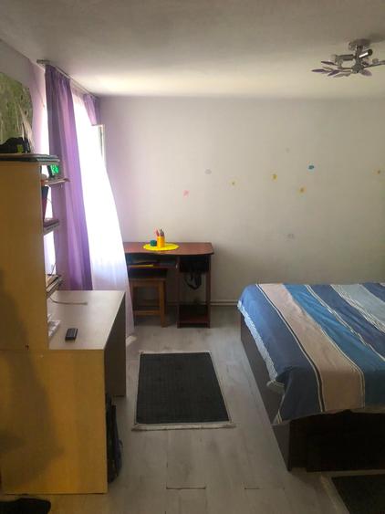 Casă cu 6 camere cu Teren 413 Mp în Vest