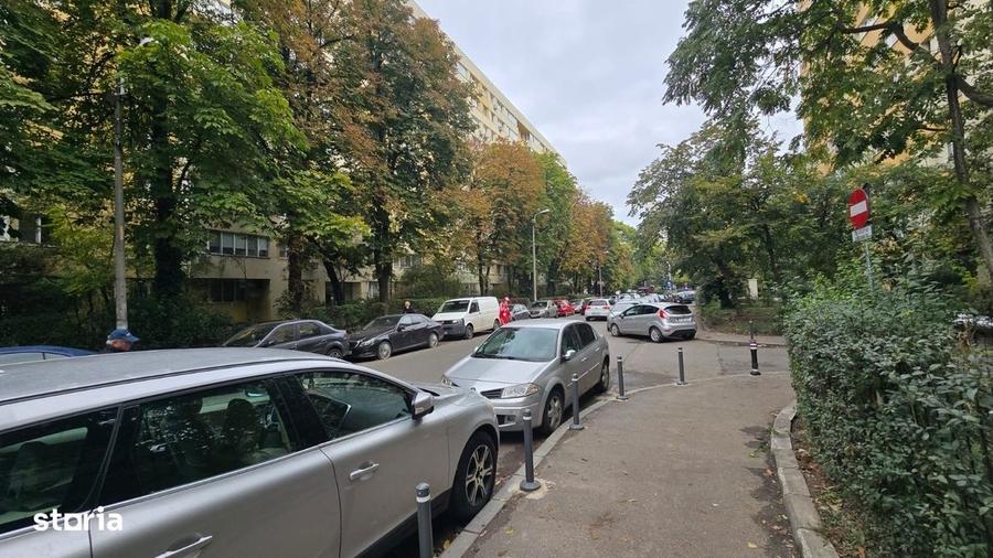 Apartament cu 3 camere decomandat în Obor