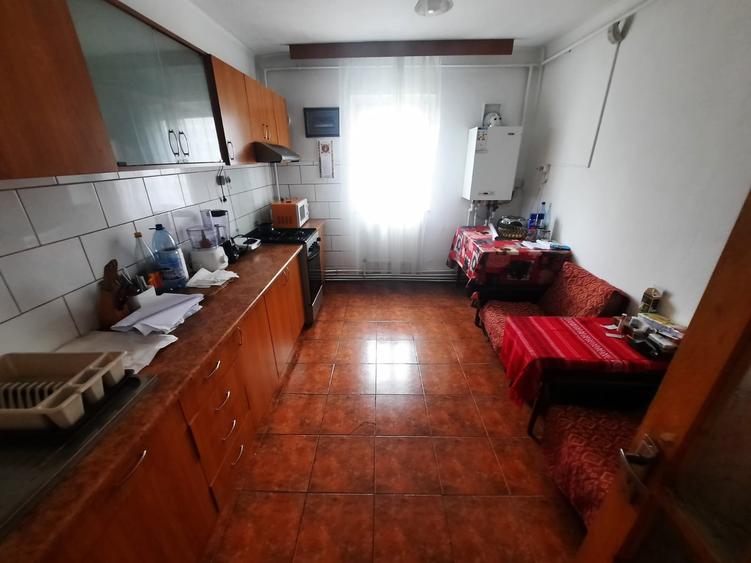 Apartament cu 4 camere decomandat, mobilat în Cug
